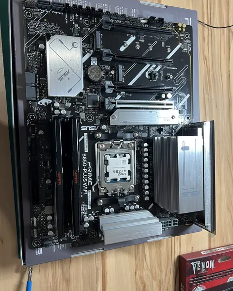 Mainboard mit Ryzen-Prozessor vor dem Einbau