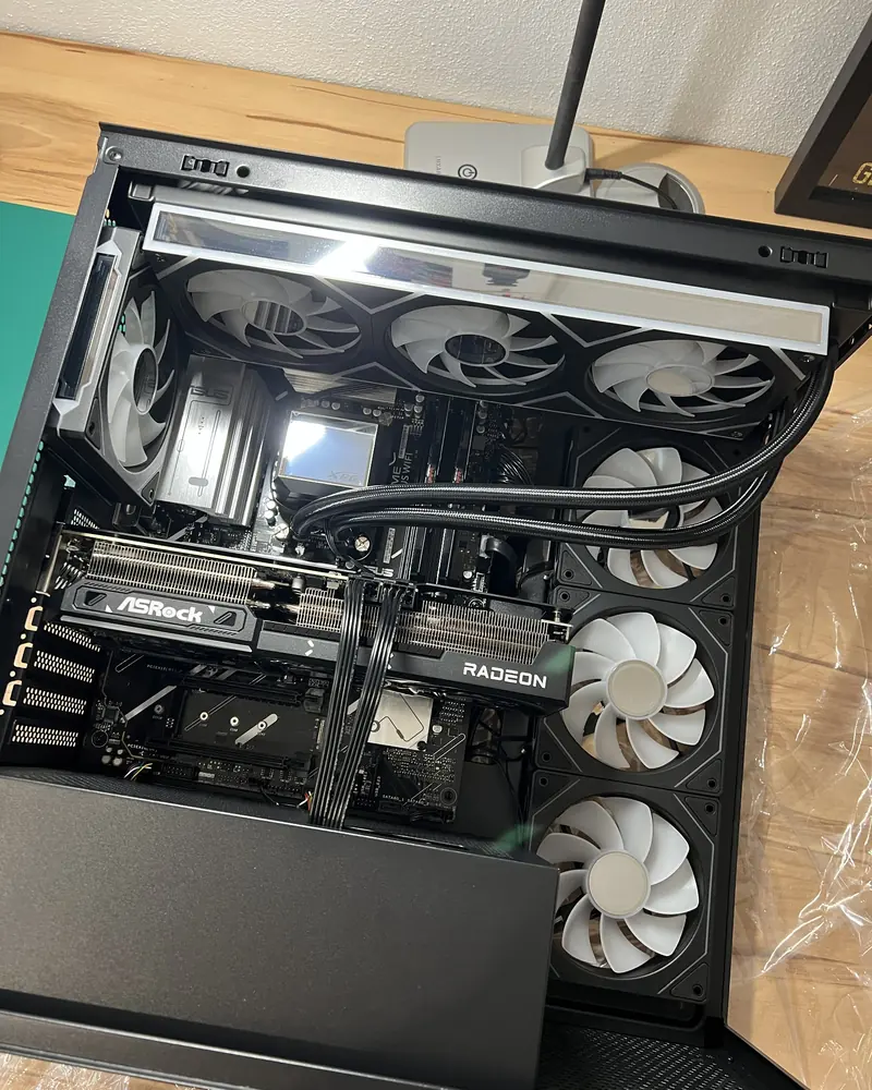 Build 01 während der Montage mit verlegten Kabeln und Lüftern
