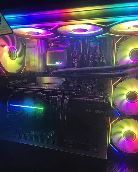 Innenraum von Build 01 mit AiO-Wasserkühlung und Grafikkarte
