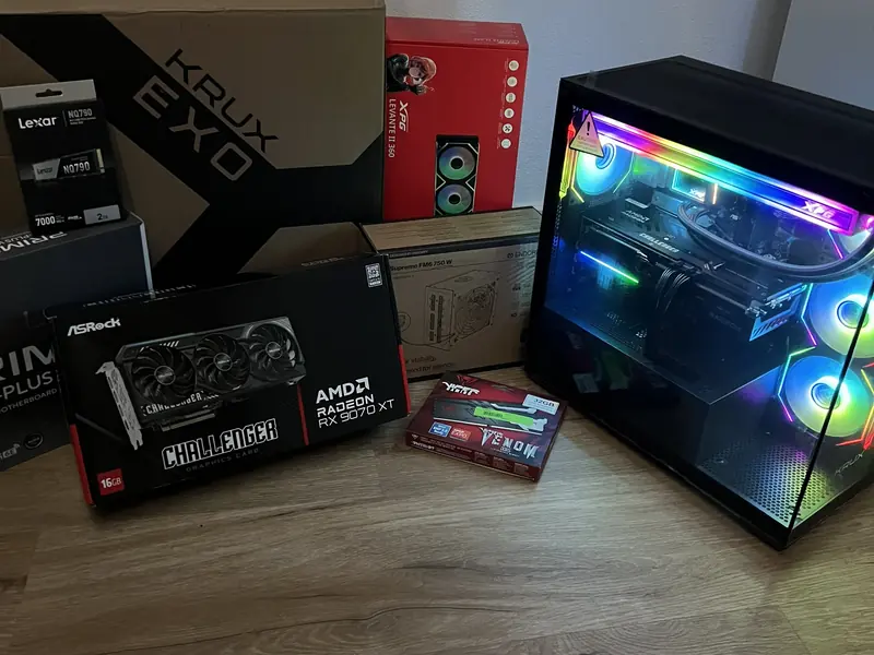 Vom Kunden gekaufte Komponenten in Originalverpackung neben dem fertig gebauten PC