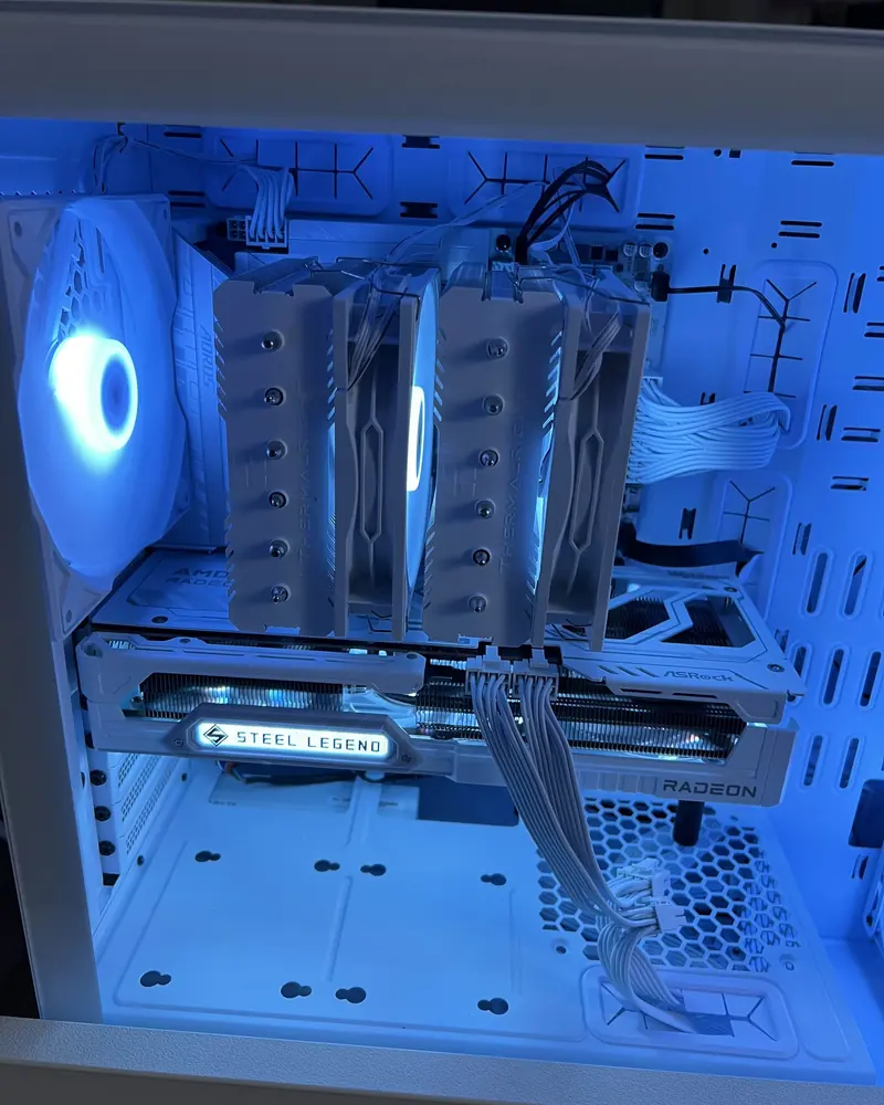 Innenraum eines von Timo gebauten PCs mit sauber verlegten weißen Kabeln