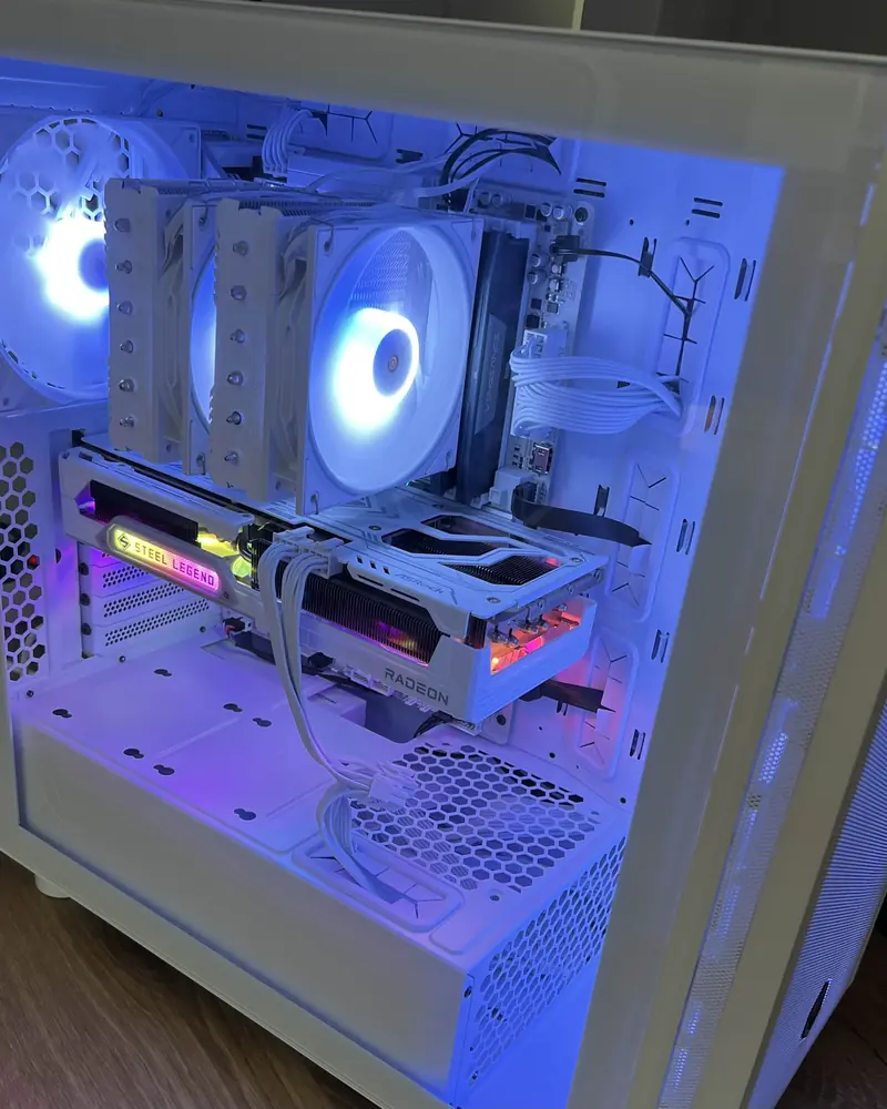 Build 02: weißes Gehäuse mit blauer Beleuchtung von der Seite